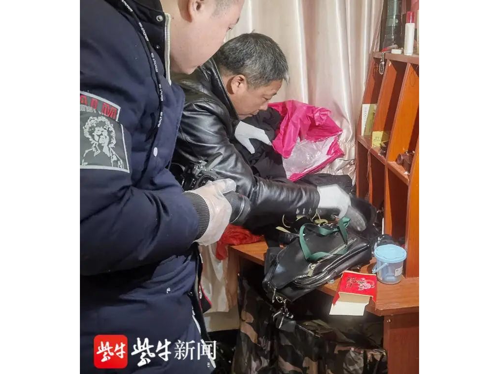 江蘇揚(yáng)州女子躺床上玩手機(jī)停不下來(lái)，小偷躲衣柜憋尿瓦解變劫匪
