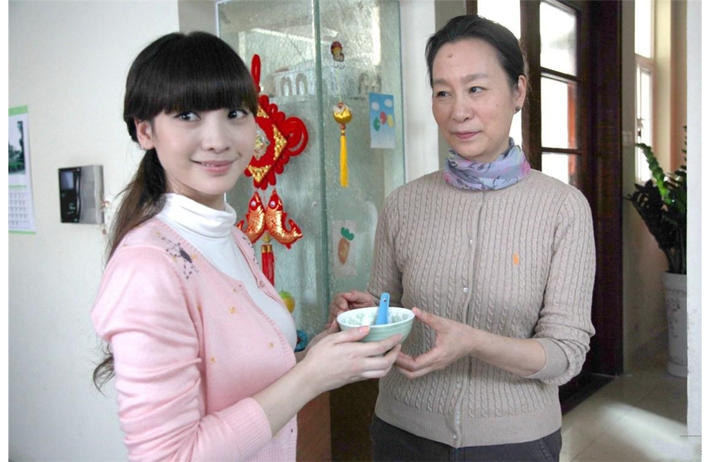 對(duì)峙母乳喂養(yǎng)，寶媽卻釀成“巨細(xì)胸”，末了發(fā)現(xiàn)居然和玩手機(jī)有關(guān)